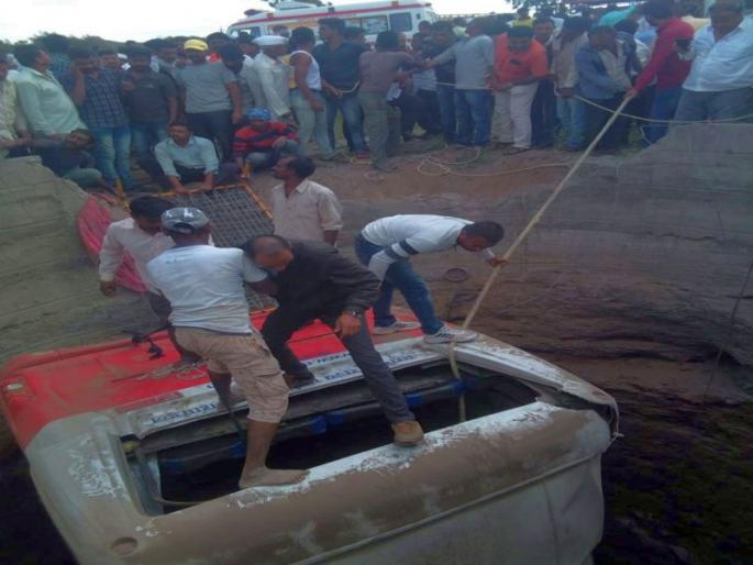 the number of deceased in Nashik Devla accident reach 21 | नाशिकच्या देवळा अपघातातील मृतांच्या नातेवाईकांना दहा लाखांची मदत - उद्धव ठाकरे