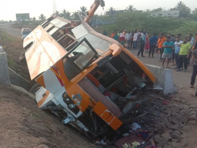 Bus accident on Pune-Solapur highway; More than 15 passengers injured | पुणे-सोलापूर महामार्गावर बसचा अपघात; १५ पेक्षा अधिक प्रवासी जखमी Bus accident on Pune-Solapur highway; More than 15 passengers injured | पुणे-सोलापूर महामार्गावर बसचा अपघात; १५ पेक्षा अधिक प्रवासी जखमी
