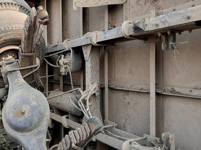 The bus accdent due to the string being broken in the front wheels; The passenger along with the driver- conductor are safe | समोरच्या चाकांमधील स्प्रिंग तुटल्याने बस उलटली; चालक-वाहकांसह प्रवासी बालंबाल बचावले The bus accdent due to the string being broken in the front wheels; The passenger along with the driver- conductor are safe | समोरच्या चाकांमधील स्प्रिंग तुटल्याने बस उलटली; चालक-वाहकांसह प्रवासी बालंबाल बचावले