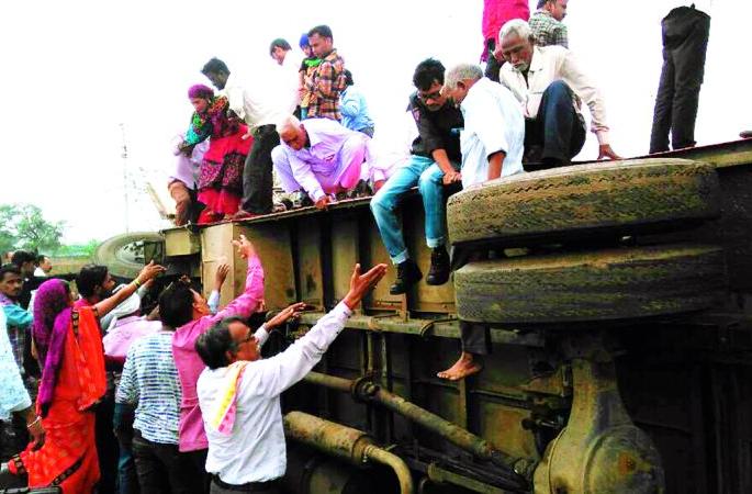 Bus collapsed on Akola-Akot route; 47 passenger lives saved! | अकोला-अकोट मार्गावर बस उलटली; ४७ प्रवाशांचे वाचले प्राण!