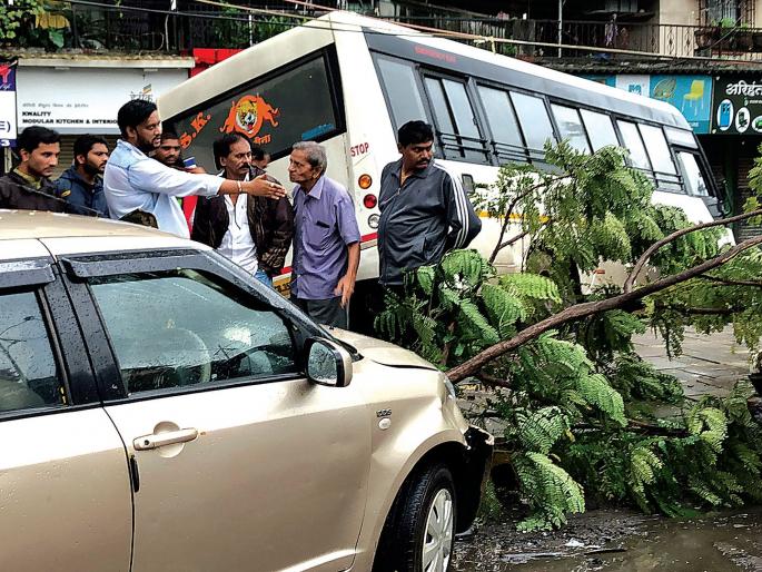 The bus entered the premises of the building, hitting the motorists | मोटारींना धडक देत बस घुसली इमारतीच्या आवारात The bus entered the premises of the building, hitting the motorists | मोटारींना धडक देत बस घुसली इमारतीच्या आवारात