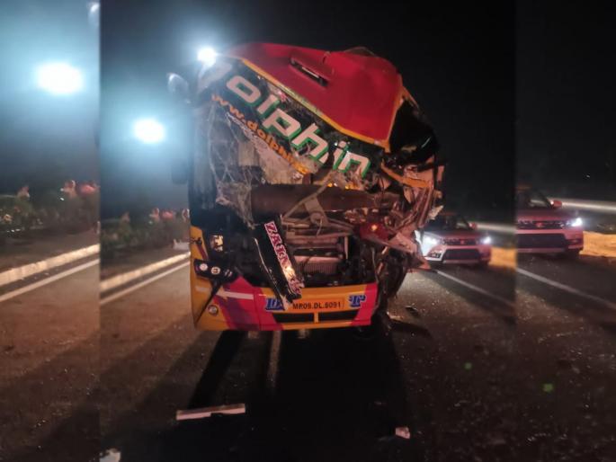 Hyderabad passenger killed after bus collides with truck 15 people injured, admitted to Solapur for treatment | बस ट्रकवर आदळून हैदराबादचा प्रवासी ठार; १५ जण जखमी, उपचारासाठी सोलापुरात दाखल Hyderabad passenger killed after bus collides with truck 15 people injured, admitted to Solapur for treatment | बस ट्रकवर आदळून हैदराबादचा प्रवासी ठार; १५ जण जखमी, उपचारासाठी सोलापुरात दाखल