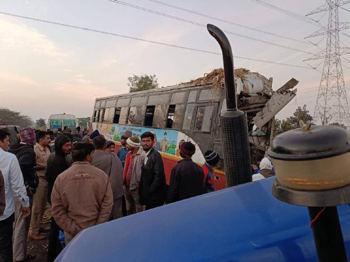 Jalgaon ST bus accident in Dharangaon taluka for the second consecutive day; 1 dead, 21 injured | जळगाव: धरणगाव तालुक्यात सलग दुसऱ्या दिवशी एसटी बसचा भीषण अपघात; १ ठार, २१ जण जखमी
