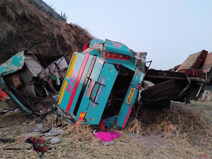 Private bus accident at Saputara Ghat, seven killed, 15 injured | सापुतारा घाटात खासगी बसचा अपघात, सात ठार, 15 जखमी Private bus accident at Saputara Ghat, seven killed, 15 injured | सापुतारा घाटात खासगी बसचा अपघात, सात ठार, 15 जखमी
