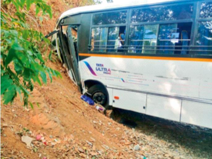 Bus hits mountain; Car falls into valley, dies; Two accidents in one day, 50 tourists in bus injured | बसची डोंगराला धडक; कार दरीत कोसळून मृत्यू; एकाच दिवशी दोन अपघात, बसमधील ५० पर्यटक जखमी Bus hits mountain; Car falls into valley, dies; Two accidents in one day, 50 tourists in bus injured | बसची डोंगराला धडक; कार दरीत कोसळून मृत्यू; एकाच दिवशी दोन अपघात, बसमधील ५० पर्यटक जखमी