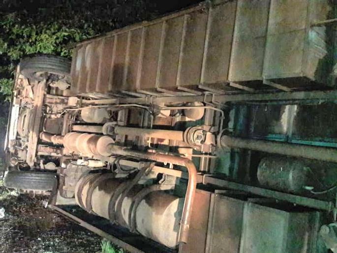 15 people injured in accident Karul Ghat, police success to save two women stuck in the bus | करूळ घाटात आरामबस उलटून 15 प्रवासी जखमी, बसखाली अडकलेल्या दोन महिलांना वाचविण्यात पोलिसांना यश 15 people injured in accident Karul Ghat, police success to save two women stuck in the bus | करूळ घाटात आरामबस उलटून 15 प्रवासी जखमी, बसखाली अडकलेल्या दोन महिलांना वाचविण्यात पोलिसांना यश