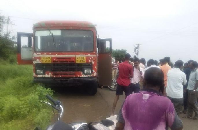 Two people were killed in under the wheels of a bus at Karanja | बसच्या चाकाखाली चिरडून दुचाकीवरील दोनजण ठार