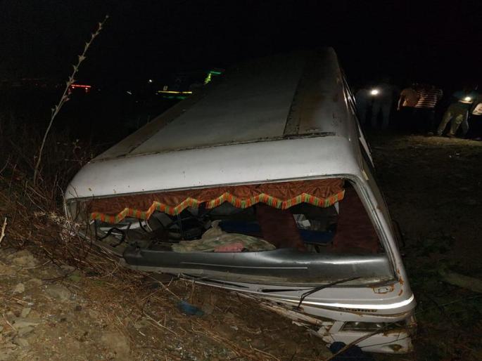 The tires of the groom's traveling companions burst; 15 passengers injured | वरात घेऊन जाणाऱ्या ट्रॅव्हल्सचा टायर फुटला;  १५ प्रवासी जखमी The tires of the groom's traveling companions burst; 15 passengers injured | वरात घेऊन जाणाऱ्या ट्रॅव्हल्सचा टायर फुटला;  १५ प्रवासी जखमी