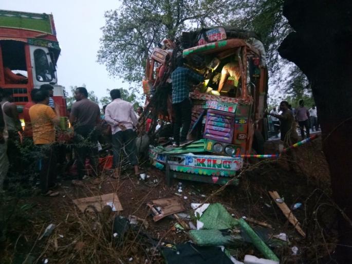 Truck and luxury accidents in Jamkhed: Two killers | जामखेडमध्ये ट्रक व लक्झरी अपघात : दोन ठार Truck and luxury accidents in Jamkhed: Two killers | जामखेडमध्ये ट्रक व लक्झरी अपघात : दोन ठार