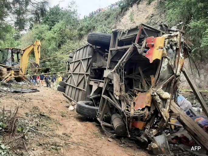 Terrible accident in Mexico! Bus fell into valley, 29 people died | मेक्सिकोमध्ये भीषण अपघात! बस दरीत कोसळली, २९ जणांचा मृत्यू Terrible accident in Mexico! Bus fell into valley, 29 people died | मेक्सिकोमध्ये भीषण अपघात! बस दरीत कोसळली, २९ जणांचा मृत्यू