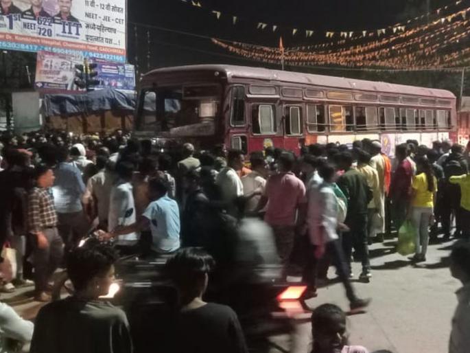 overtook the bus in chowk, two bikers were found under the wheel | चाैकात बसला ओव्हरटेक केले, दाेन दुचाकीस्वार चाकाखाली सापडले