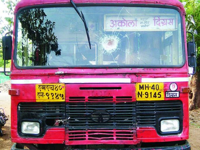 Throne Rocks on the bus | तोंडाला रूमाल बांधून एस.टी. बसवर दगडफेक Throne Rocks on the bus | तोंडाला रूमाल बांधून एस.टी. बसवर दगडफेक