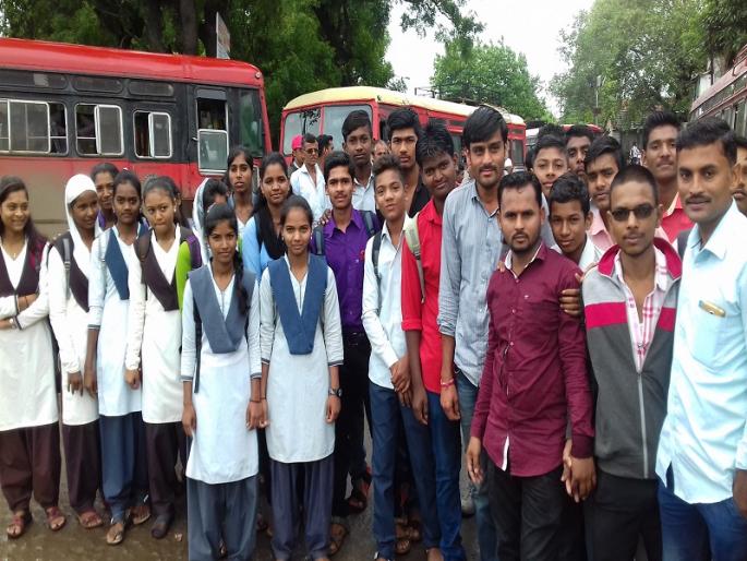 Stop the road from the students for four hours in Pimpalgaon | पिंपळगावखांडमध्ये विद्यार्थ्यांनी केला चार तास रास्ता रोको Stop the road from the students for four hours in Pimpalgaon | पिंपळगावखांडमध्ये विद्यार्थ्यांनी केला चार तास रास्ता रोको