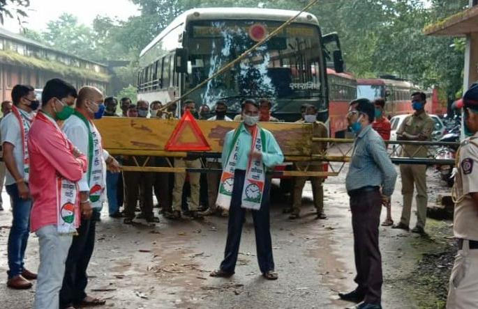 The buses were stopped due to non-payment of salaries | कर्मचाऱ्यांचे पगार न झाल्याने लांजात रोखल्या बस The buses were stopped due to non-payment of salaries | कर्मचाऱ्यांचे पगार न झाल्याने लांजात रोखल्या बस