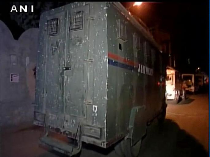 Police firing terrorists and six policemen were injured | दहशतवाद्यांचा पोलिसांवर गोळीबार; एक पोलीस शहीद तर सात जण जखमी Police firing terrorists and six policemen were injured | दहशतवाद्यांचा पोलिसांवर गोळीबार; एक पोलीस शहीद तर सात जण जखमी