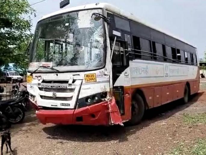 ST collides with two-wheeler, three injured | एसटीची दुचाकीला धडक तिघे जखमी ST collides with two-wheeler, three injured | एसटीची दुचाकीला धडक तिघे जखमी