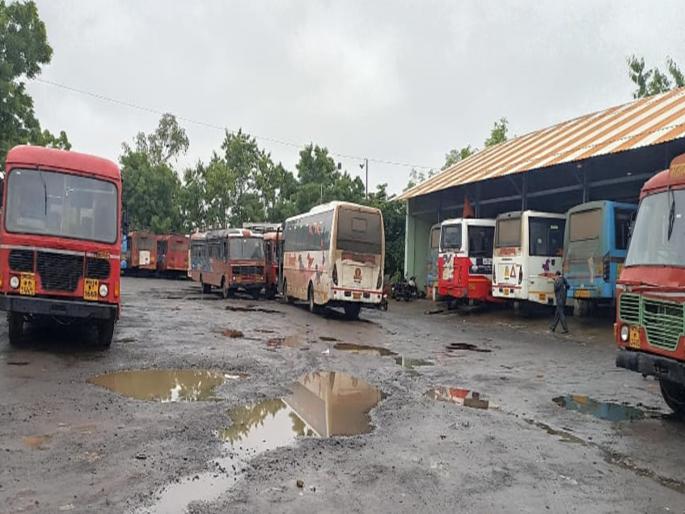 The agitation of ST employees stopped the wheels of 'Lalpari'; There was a rush of passengers | एसटी कर्मचाऱ्यांच्या आंदोलनाने ‘लालपरी’ची चाके थांबली; प्रवाशांची उडाली तारांबळ The agitation of ST employees stopped the wheels of 'Lalpari'; There was a rush of passengers | एसटी कर्मचाऱ्यांच्या आंदोलनाने ‘लालपरी’ची चाके थांबली; प्रवाशांची उडाली तारांबळ