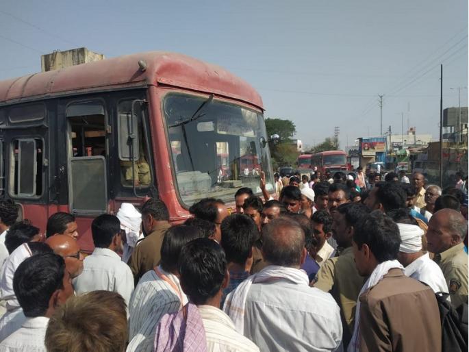 In Majalgaon, the bus driver-conductor beaten by illegal traveler | माजलगावात अवैध प्रवासी वाहतूकदाराकडून बसच्या चालक- वाहकास मारहाण