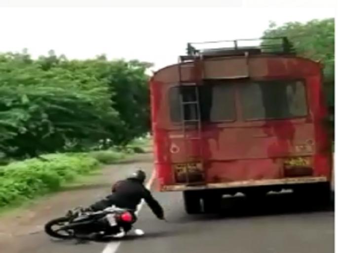 The bus with the crooked chassis hit the two-wheeler; Games with the lives of 29 passengers | वाकड्या चेसीसची बस दुचाकीस्वाराला ठोकून सुसाट गेली; प्रवाशांच्या जीवितासोबतही खेळ The bus with the crooked chassis hit the two-wheeler; Games with the lives of 29 passengers | वाकड्या चेसीसची बस दुचाकीस्वाराला ठोकून सुसाट गेली; प्रवाशांच्या जीवितासोबतही खेळ
