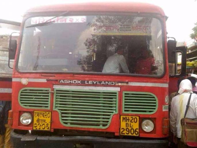 passengers break bus window glass to save lives | जीव वाचविण्यासाठी प्रवाशांनी तोडल्या बसच्या काचा passengers break bus window glass to save lives | जीव वाचविण्यासाठी प्रवाशांनी तोडल्या बसच्या काचा