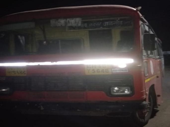 Swabhimani Shetkari Sanghatana activists broke the bus | स्वाभिमानी शेतकरी संघटनेच्या कार्यकर्त्यांनी फोडल्या बसच्या काचा Swabhimani Shetkari Sanghatana activists broke the bus | स्वाभिमानी शेतकरी संघटनेच्या कार्यकर्त्यांनी फोडल्या बसच्या काचा