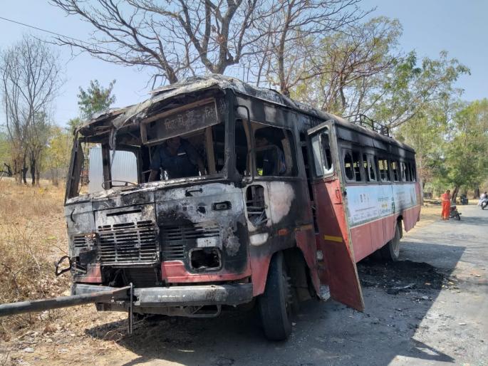 Standoff between police and villagers over removal of shivaji maharaj statue | बुलडाणा : डोंगरखंडाळा येथे शिवाजी महाराजांचा पुतळा हटविण्यावरून वाद; ग्रामस्थांच्या दगडफेकीत एसडीओ, तहसिलदार जखमी Standoff between police and villagers over removal of shivaji maharaj statue | बुलडाणा : डोंगरखंडाळा येथे शिवाजी महाराजांचा पुतळा हटविण्यावरून वाद; ग्रामस्थांच्या दगडफेकीत एसडीओ, तहसिलदार जखमी