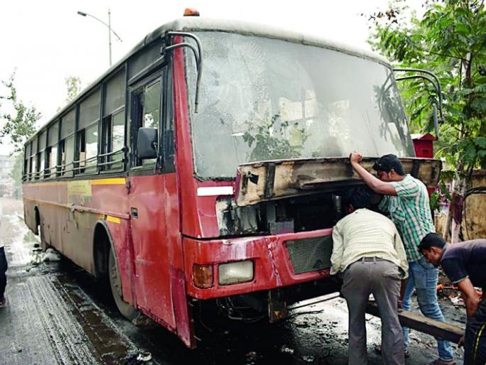 A passenger bus suddenly took fire in Nagpur | नागपुरात प्रवासी बसने अचानक घेतला पेट A passenger bus suddenly took fire in Nagpur | नागपुरात प्रवासी बसने अचानक घेतला पेट