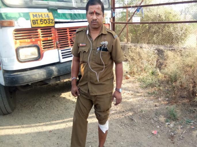 The auto rickshaw rushes bus driver | मुजोर रिक्षाचालकाने बसच्या वाहकाला नेले फरपटत