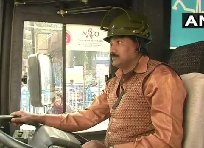 BHARAT BAND: Bus drivers seen wearing helmet and driving bus in view of strike | कामगारांच्या देशव्यापी संपाला हिंसक वळण; बस चालक हेल्मेट घालून करताहेत ड्रायव्हिंग