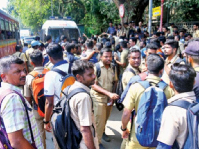 Strike called for non-payment of bonus, type at Santacruz bus depot; Plight of passengers, 100 buses in the yard | बोनस दिला नाही म्हणून पुकारला संप, सांताक्रूझ बस डेपोतील प्रकार; प्रवाशांचे हाल Strike called for non-payment of bonus, type at Santacruz bus depot; Plight of passengers, 100 buses in the yard | बोनस दिला नाही म्हणून पुकारला संप, सांताक्रूझ बस डेपोतील प्रकार; प्रवाशांचे हाल