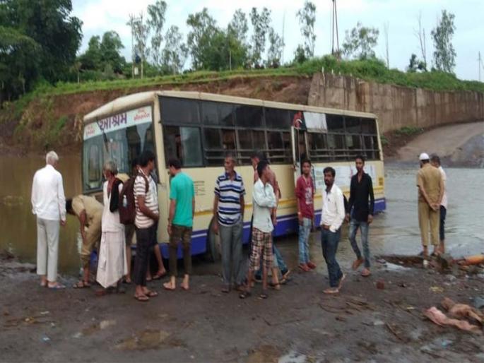In the colorful floors, the crop was harvested in the pothole | रंगावलीच्या फरशीवर बस खड्डय़ात फसली In the colorful floors, the crop was harvested in the pothole | रंगावलीच्या फरशीवर बस खड्डय़ात फसली