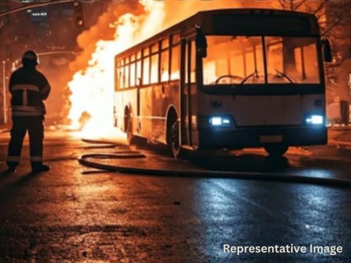 Mini Bus Catches Fire in Jaipur, Raising Concerns over JCTSL Maintenance and Passenger Safety | जैसलमेर दुर्घटनेनंतर आता जयपूरमध्ये धावत्या बसला आग, परिसरात खळबळ!