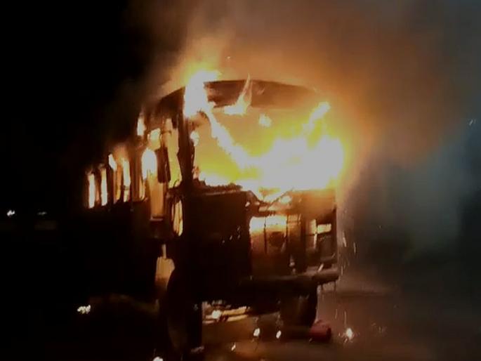 Video gadchiroli st bus fire | Video - डेपोतील एसटीला भीषण आग, प्रसंगावधानामुळे मोठी हानी टळली Video gadchiroli st bus fire | Video - डेपोतील एसटीला भीषण आग, प्रसंगावधानामुळे मोठी हानी टळली