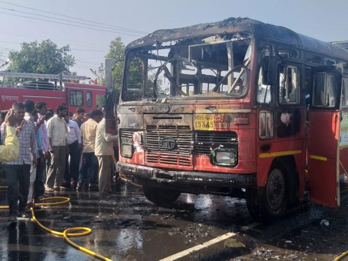 Bus fire in Buldhana; 28 Traveler briefly escaped | बुलडाण्यात धावती बस पेटली; २८ प्रवाशी थोडक्यात बचावले Bus fire in Buldhana; 28 Traveler briefly escaped | बुलडाण्यात धावती बस पेटली; २८ प्रवाशी थोडक्यात बचावले