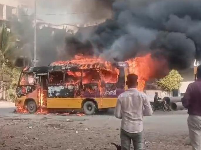 15 students narrowly escaped with the help of the driver A school bus was burnt in Kharadi | चालकाच्या प्रसंगावधानाने १५ विद्यार्थी थोडक्यात बचावले; खराडीत स्कुल बस जळून खाक 15 students narrowly escaped with the help of the driver A school bus was burnt in Kharadi | चालकाच्या प्रसंगावधानाने १५ विद्यार्थी थोडक्यात बचावले; खराडीत स्कुल बस जळून खाक
