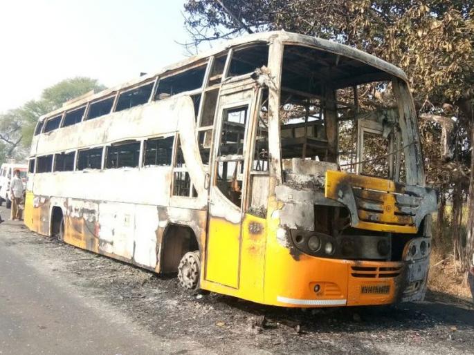 A private bus burnt, 25 passengers escaped | खासगी बस जळून खाक, २५ प्रवासी बचावले A private bus burnt, 25 passengers escaped | खासगी बस जळून खाक, २५ प्रवासी बचावले