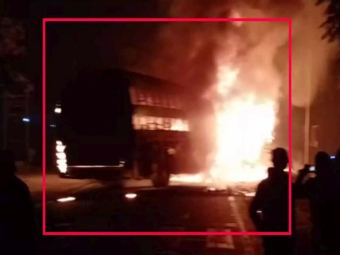 Luxury bus catches fire at nandurbar on Dhule Surat highway | धुळे-सूरत महामार्गावर लक्झरी बसला आग; चालकाच्या प्रसंगावधानामुळे वाचले ४० प्रवाशांचे प्राण Luxury bus catches fire at nandurbar on Dhule Surat highway | धुळे-सूरत महामार्गावर लक्झरी बसला आग; चालकाच्या प्रसंगावधानामुळे वाचले ४० प्रवाशांचे प्राण