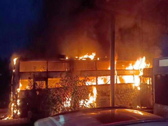 Private bus caught fire on Ahilyanagar-Ch. Sambhajinagar highway; 15 passengers narrowly escaped | अहिल्यानगर-छ.संभाजीनगर महामार्गावर खासगी बसला भीषण आग; १५ प्रवासी थोडक्यात बचावले Private bus caught fire on Ahilyanagar-Ch. Sambhajinagar highway; 15 passengers narrowly escaped | अहिल्यानगर-छ.संभाजीनगर महामार्गावर खासगी बसला भीषण आग; १५ प्रवासी थोडक्यात बचावले
