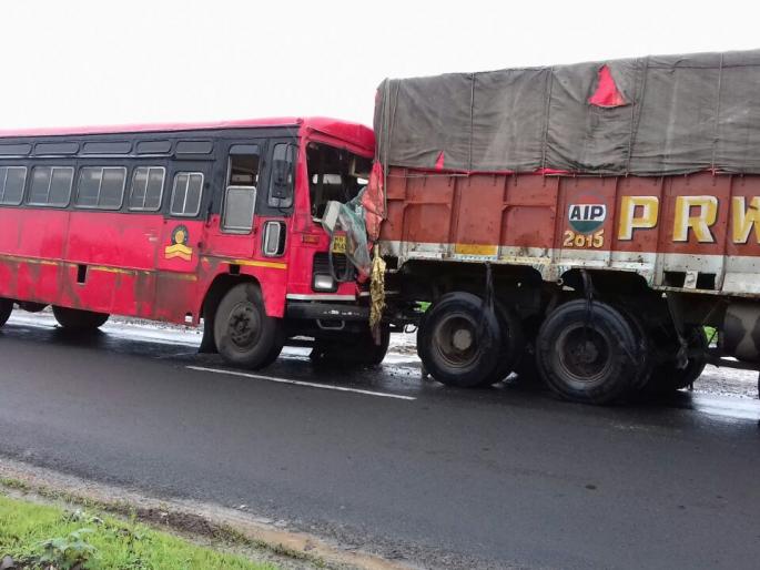 the truck, standing on the highway, was hit by the bus | महामार्गावर उभ्या असलेल्या नादुरुस्त ट्रक ला बसची धडक the truck, standing on the highway, was hit by the bus | महामार्गावर उभ्या असलेल्या नादुरुस्त ट्रक ला बसची धडक