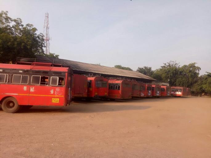 Red angel stopped! Responding to the collision of ST employees in Marathwada, huge traffic congestion, private transport | लाल परी थांबली ! मराठवाड्यात एसटी कर्मचा-यांच्या संपाला उत्फूर्त प्रतिसाद, प्रवाशांचे प्रचंड हाल तर खाजगी वाहतूक सुसाट Red angel stopped! Responding to the collision of ST employees in Marathwada, huge traffic congestion, private transport | लाल परी थांबली ! मराठवाड्यात एसटी कर्मचा-यांच्या संपाला उत्फूर्त प्रतिसाद, प्रवाशांचे प्रचंड हाल तर खाजगी वाहतूक सुसाट