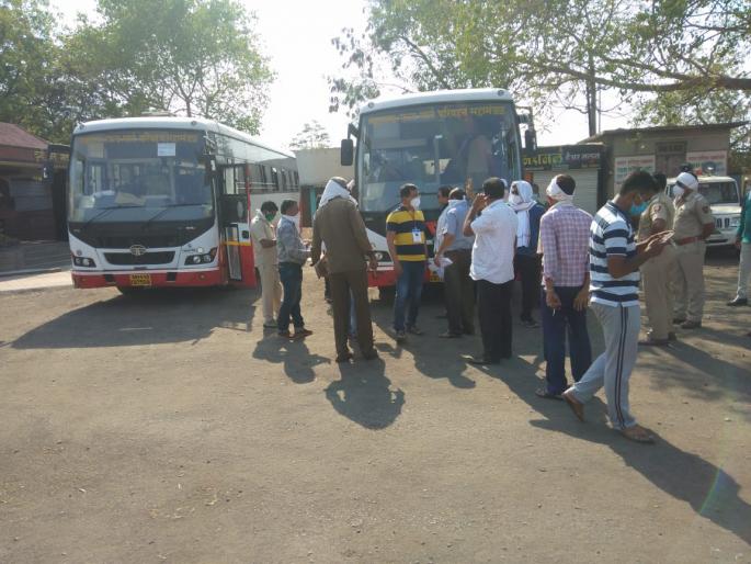 45 workers released from Khamgaon by two buses! | खामगावातून ४५ परप्रांतीय मजूरांना दोन बसेसद्वारे सोडले! 45 workers released from Khamgaon by two buses! | खामगावातून ४५ परप्रांतीय मजूरांना दोन बसेसद्वारे सोडले!