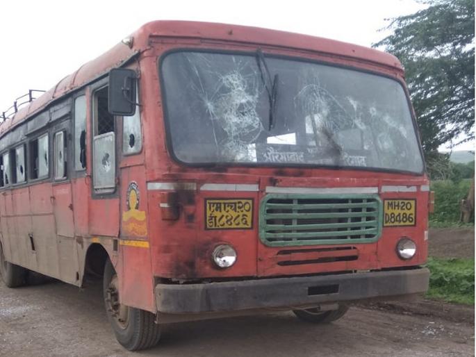 Maratha Reservation: Activists attacks on bus at Bajar Savangi in Khulatabad taluka | Maratha Reservation: खुलताबाद तालुक्यातील बाजार सांवगी येथे आंदोलकांनी बस फोडली Maratha Reservation: Activists attacks on bus at Bajar Savangi in Khulatabad taluka | Maratha Reservation: खुलताबाद तालुक्यातील बाजार सांवगी येथे आंदोलकांनी बस फोडली