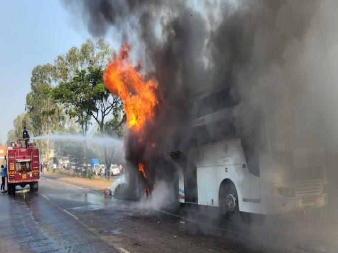 Thriller of the burning bus on Pune-Bangalore highway, 35 passengers were saved | पुणे-बंगळुरू महामार्गावर द बर्निंग बसचा थरार, ३५ प्रवासी बचावले; दीड तास लेन बंद Thriller of the burning bus on Pune-Bangalore highway, 35 passengers were saved | पुणे-बंगळुरू महामार्गावर द बर्निंग बसचा थरार, ३५ प्रवासी बचावले; दीड तास लेन बंद