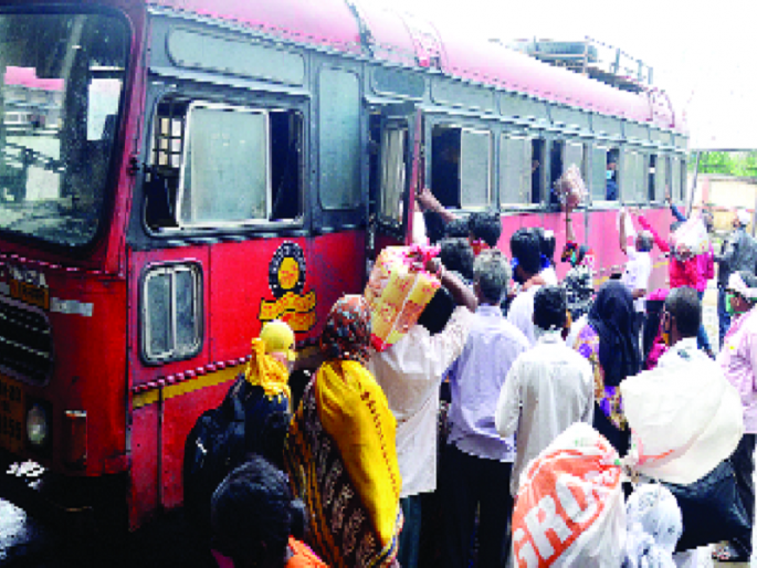 Negligence in passenger safety ; ST Bus Lalpari violating the rules while travelling | प्रवाशांची सुरक्षा रामभरोसे; नियमांची पायमल्ली करीत लालपरी सुसाट
