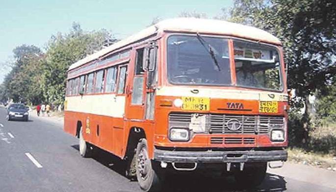 Financial loss of Rs 2,000 crore to ST in 100 days in the state | राज्यात १०० दिवसात एसटीला २ हजार कोटींचे आर्थिक नुकसान Financial loss of Rs 2,000 crore to ST in 100 days in the state | राज्यात १०० दिवसात एसटीला २ हजार कोटींचे आर्थिक नुकसान