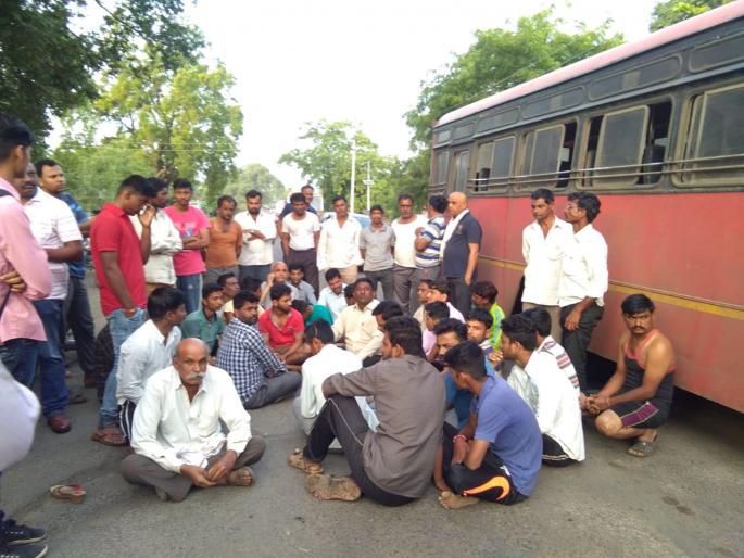 Stop the three-hour road on the city-Pathardi highway | नगर - पाथर्डी महामार्गावर तीन तास रास्ता रोको Stop the three-hour road on the city-Pathardi highway | नगर - पाथर्डी महामार्गावर तीन तास रास्ता रोको