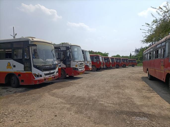 ST Bus wheels stopped: Indefinite hunger strike of ST employees in Parbhani district for pay hike | एसटीची चाके थांबली: वेतनवाढीसाठी परभणी जिल्ह्यात एसटी कर्मचाऱ्यांचे बेमुदत उपोषण ST Bus wheels stopped: Indefinite hunger strike of ST employees in Parbhani district for pay hike | एसटीची चाके थांबली: वेतनवाढीसाठी परभणी जिल्ह्यात एसटी कर्मचाऱ्यांचे बेमुदत उपोषण