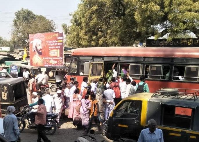 Due to the cancellation of passenger crowd on buses | पॅसेंजर रद्द केल्याने बसेसवर गर्दी Due to the cancellation of passenger crowd on buses | पॅसेंजर रद्द केल्याने बसेसवर गर्दी