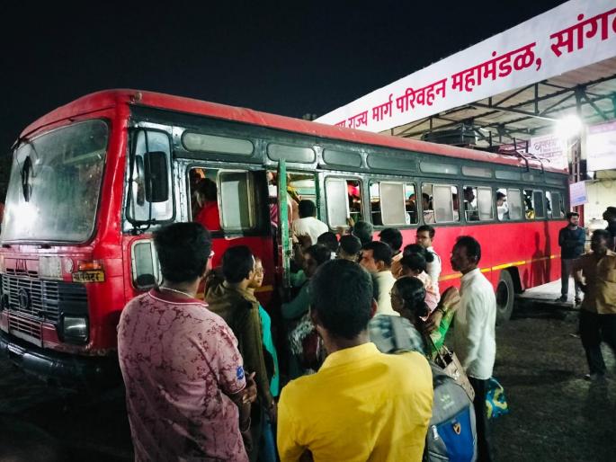Buses lined up for elections, passengers waiting at the stop, picture of the district | निवडणुकीला जुंपल्या बसेस, प्रवाशी थांब्यावर ताटकळत, जिल्ह्यातील चित्र 