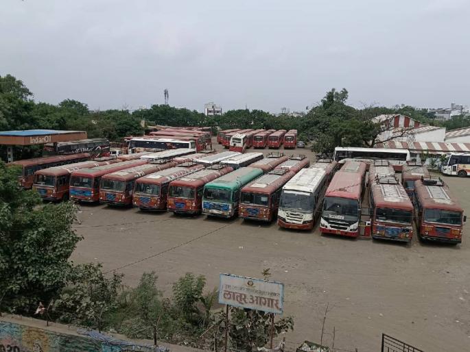 Jalna Maratha people police action Strict strike in Latur Renapur Ausa cities Bus service stopped | मराठा आंदोलक लाठीहल्ला प्रकरण: लातूर, रेणापूर, औसा शहरात कडकडीत बंद; बससेवा ठप्प Jalna Maratha people police action Strict strike in Latur Renapur Ausa cities Bus service stopped | मराठा आंदोलक लाठीहल्ला प्रकरण: लातूर, रेणापूर, औसा शहरात कडकडीत बंद; बससेवा ठप्प